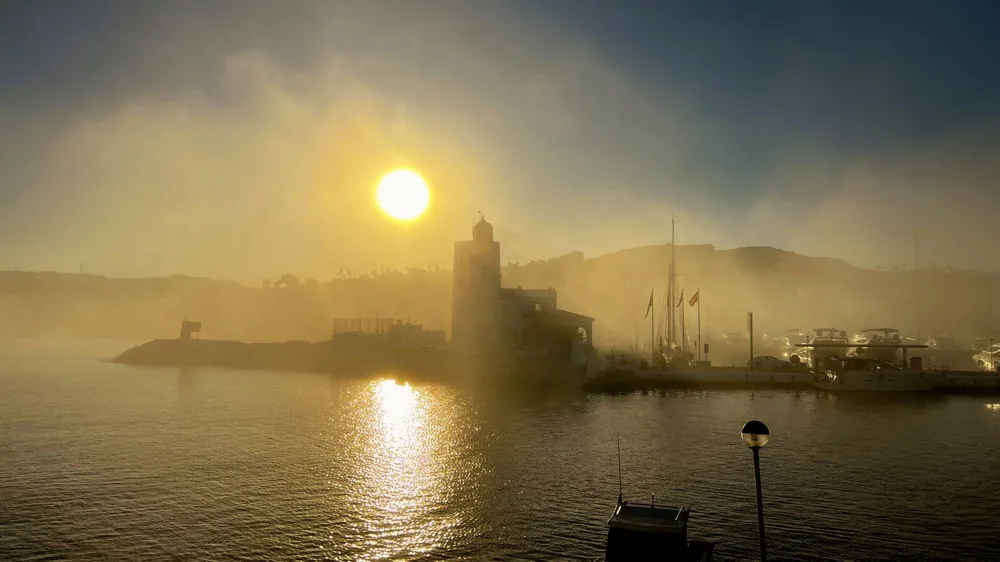 Hafen im Morgennebel bei tiefstehender Sonne