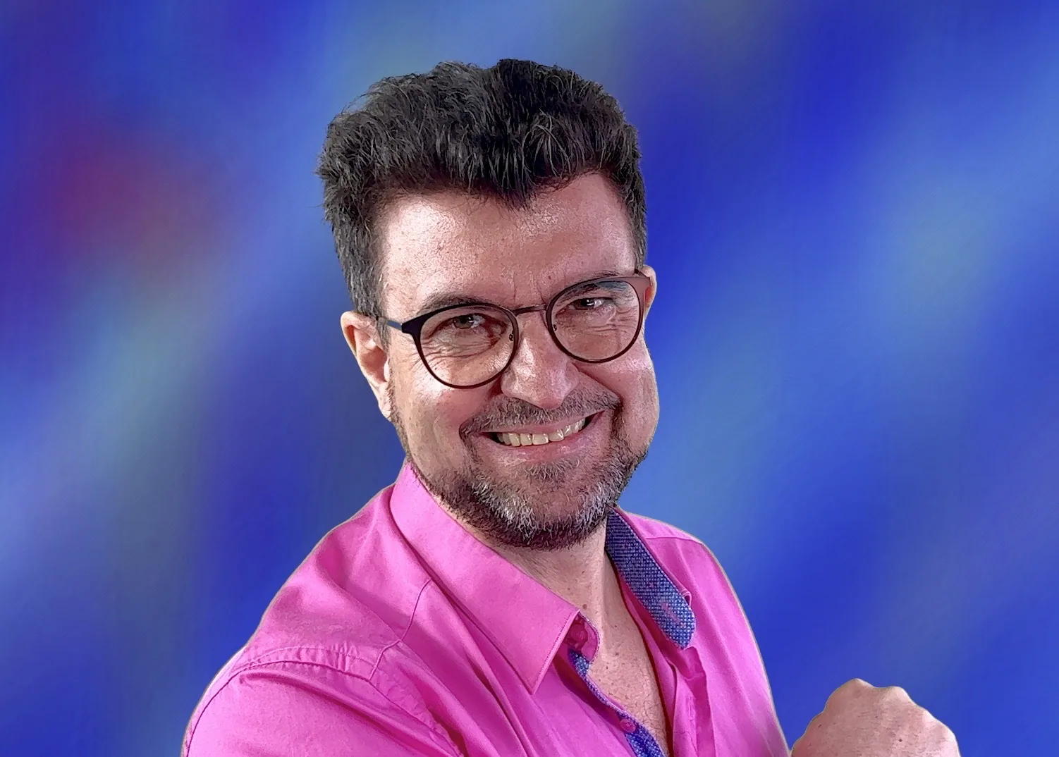 Justin Jernoiu vor einem blau-magentafarbenen Lichtfeld Justin Jernoiu vor einem blau-magentafarbenen Lichtfeld