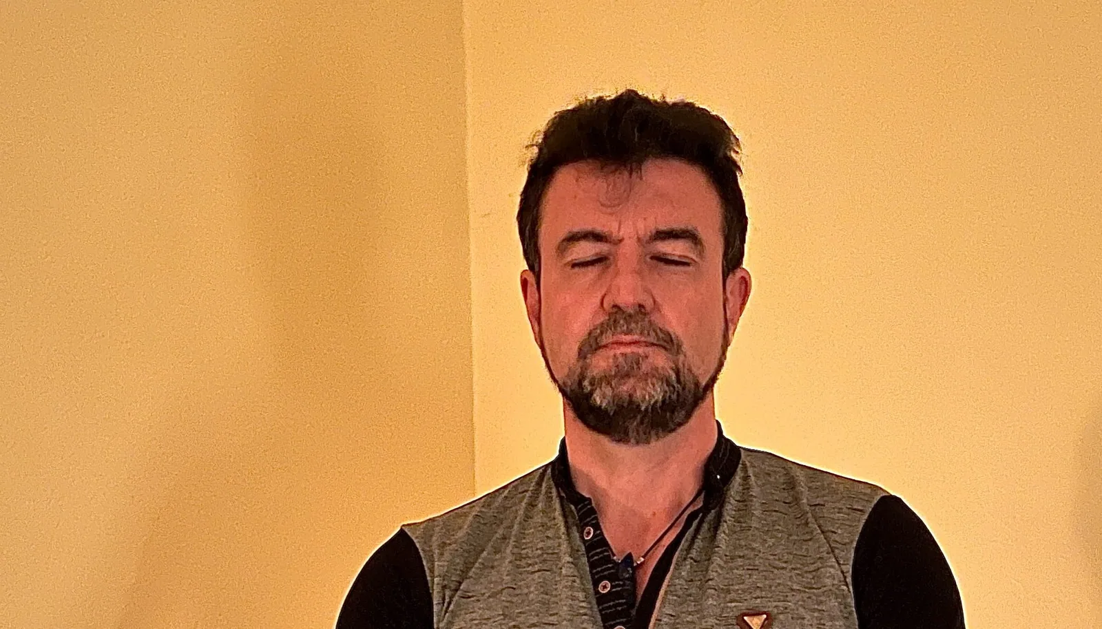 Justin Jernoiu mit geschlossenen Augen während einer Meditation
