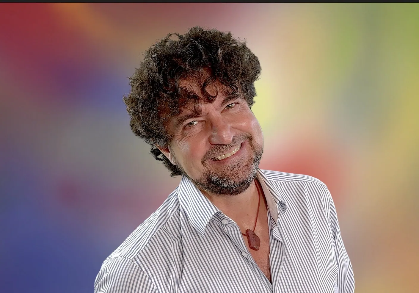 Portrait von Justin Jernoiu vor warmem Farbverlauf