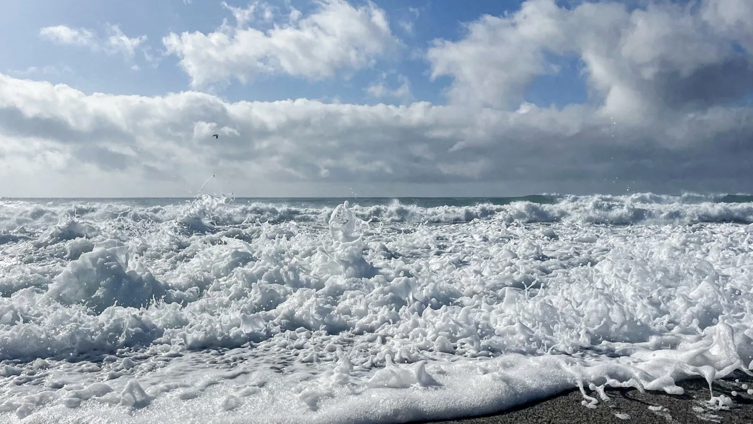 Eisfläche unter einem weiten Wolkenhimmel Eisfläche unter einem weiten Wolkenhimmel