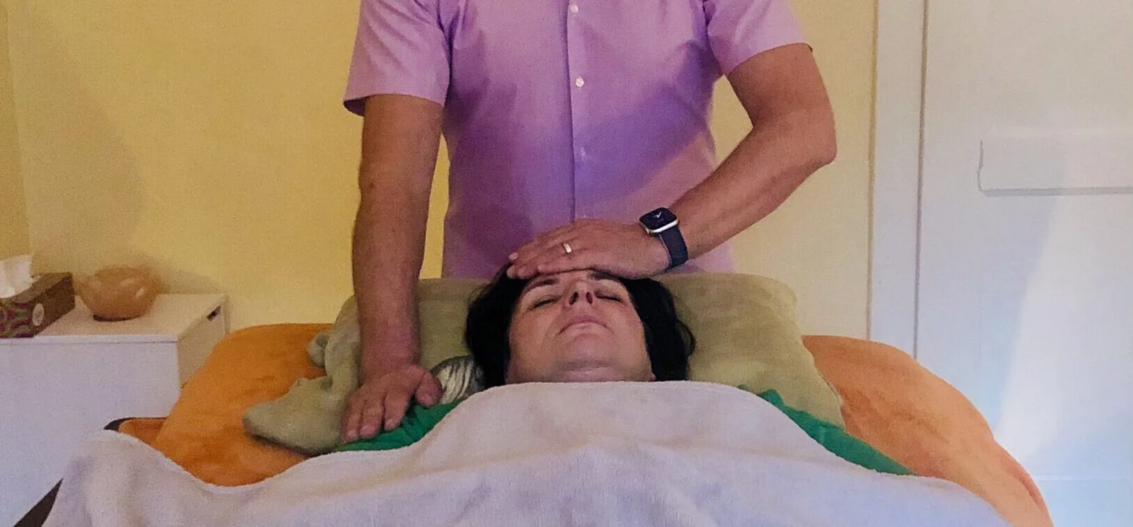 Reiki-Behandlung auf der Liege während einer HELLKI-Sitzung